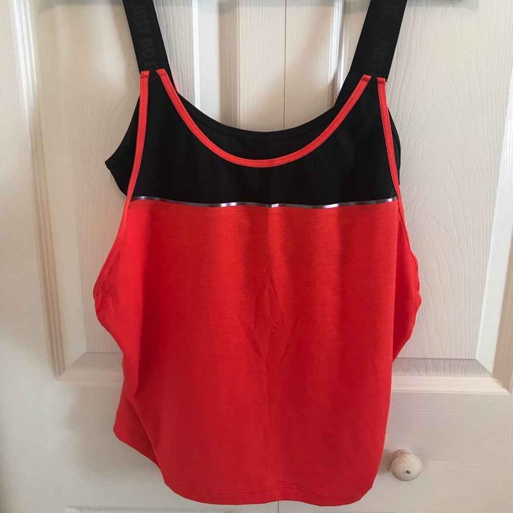 Nike crop gym top w/ built in bra